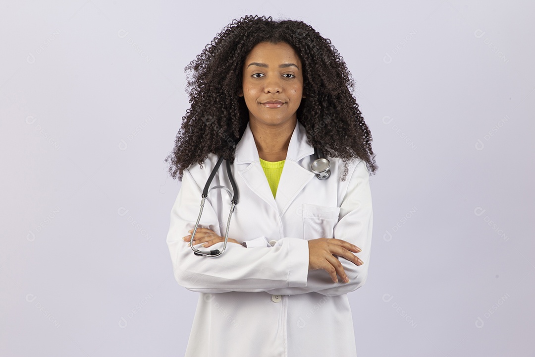 Linda mulher jovem médica usando jaleco branco sobre fundo isolado