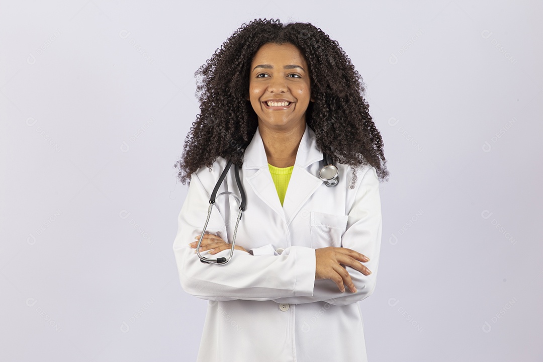 Linda mulher jovem médica usando jaleco branco sobre fundo isolado