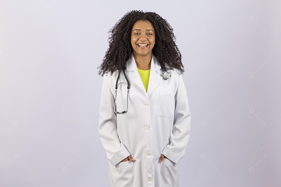 Linda mulher jovem médica usando jaleco branco sobre fundo isolado