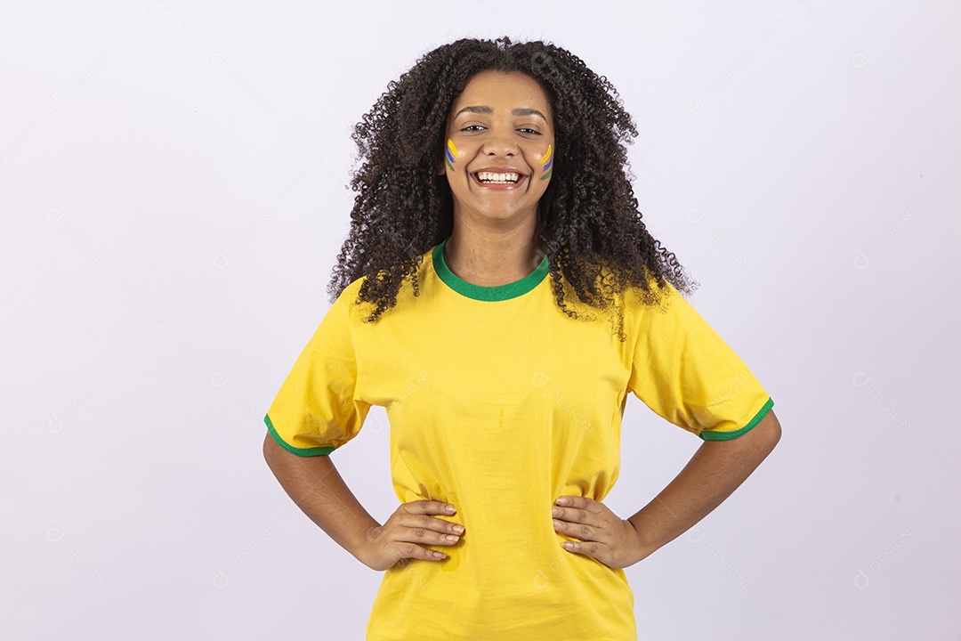 Linda mulher jovem usando vesitdo amarelo sobre fundo isolado