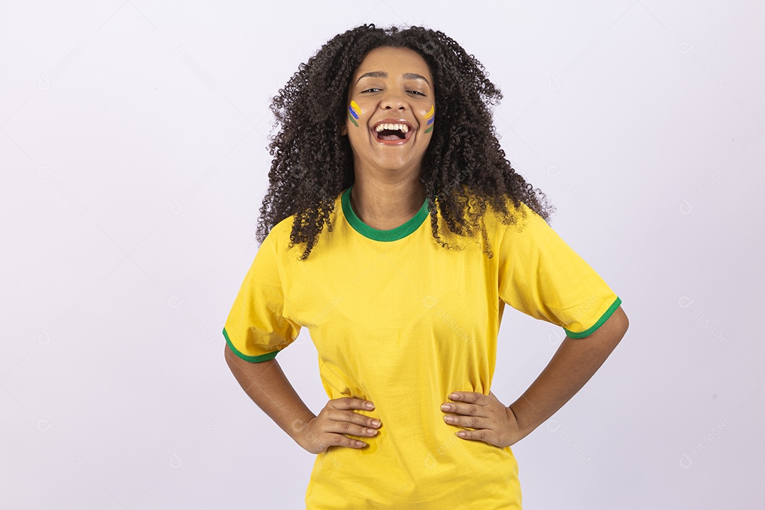 Linda mulher jovem usando vesitdo amarelo sobre fundo isolado