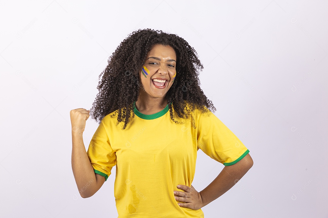 Linda mulher jovem usando camiseta do brasil sobre fundo isolado