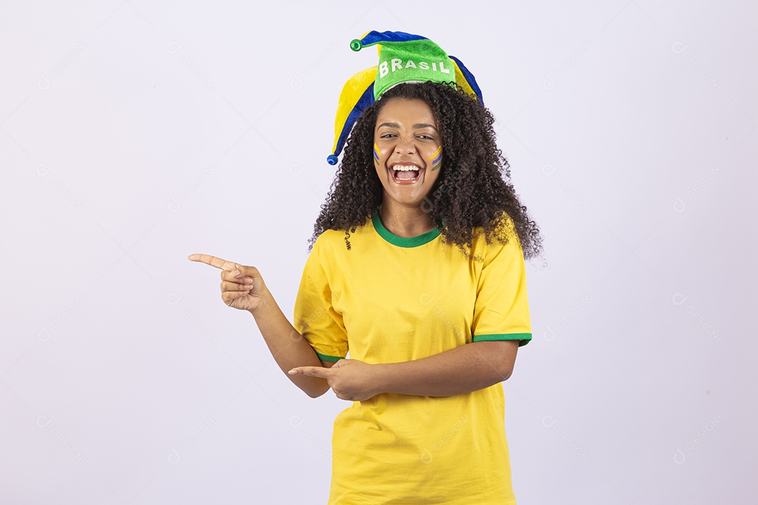Linda mulher jovem usando camiseta do brasil sobre fundo isolado