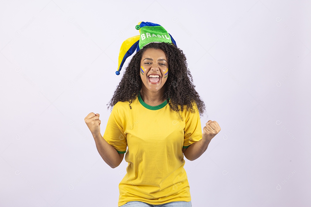 Linda mulher jovem usando camiseta do brasil sobre fundo isolado