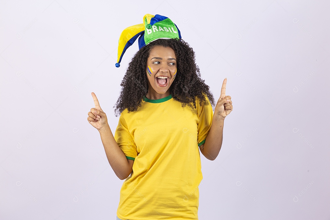 Linda mulher jovem usando camiseta do brasil sobre fundo isolado