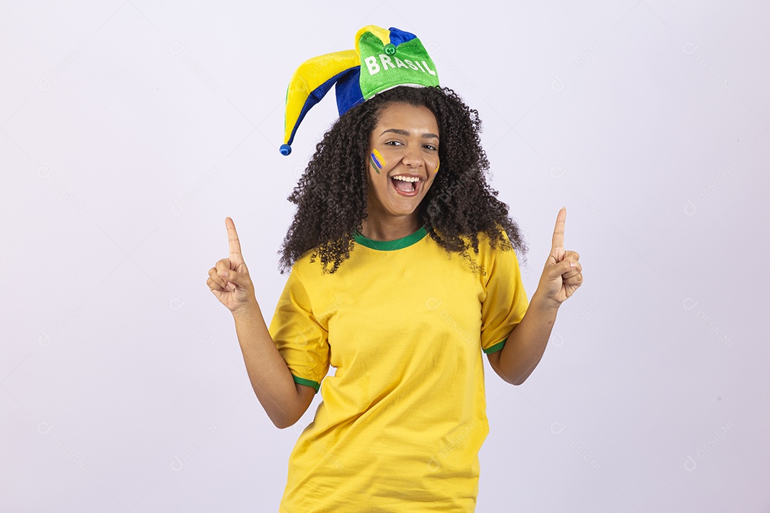 Linda mulher jovem usando camiseta do brasil sobre fundo isolado