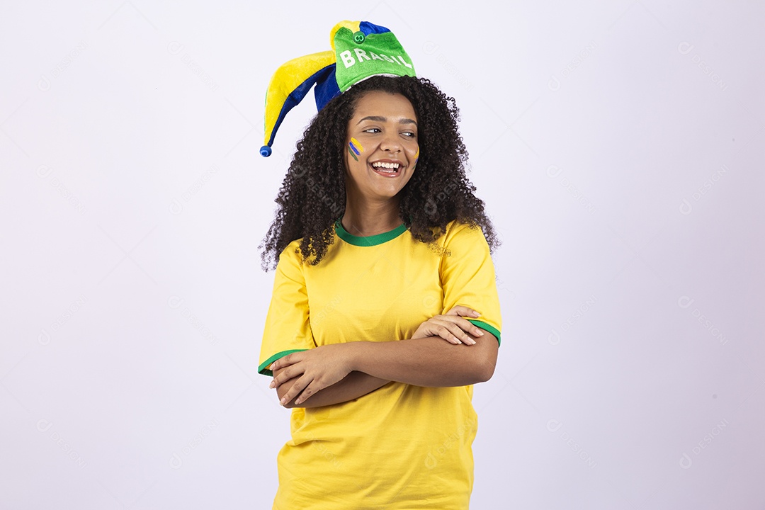 Linda mulher jovem usando camiseta do brasil sobre fundo isolado