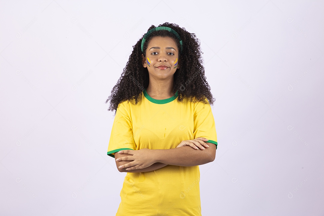 Linda mulher jovem usando camiseta do brasil sobre fundo isolado