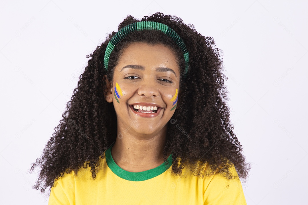 Linda mulher jovem usando camiseta do brasil sobre fundo isolado