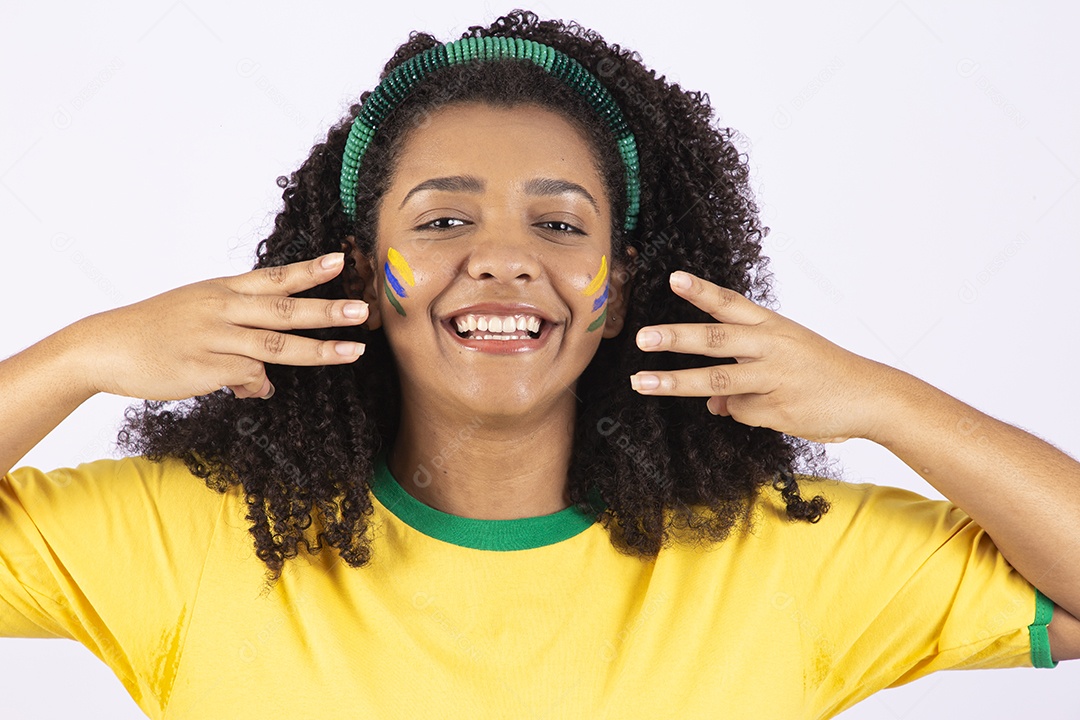 Linda mulher jovem usando camiseta do brasil sobre fundo isolado