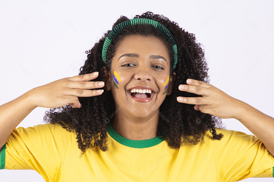 Linda mulher jovem usando camiseta do brasil sobre fundo isolado