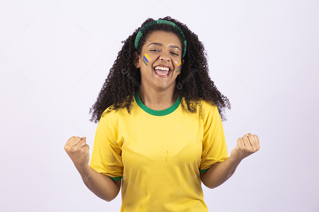 Linda mulher jovem usando camiseta do brasil sobre fundo isolado