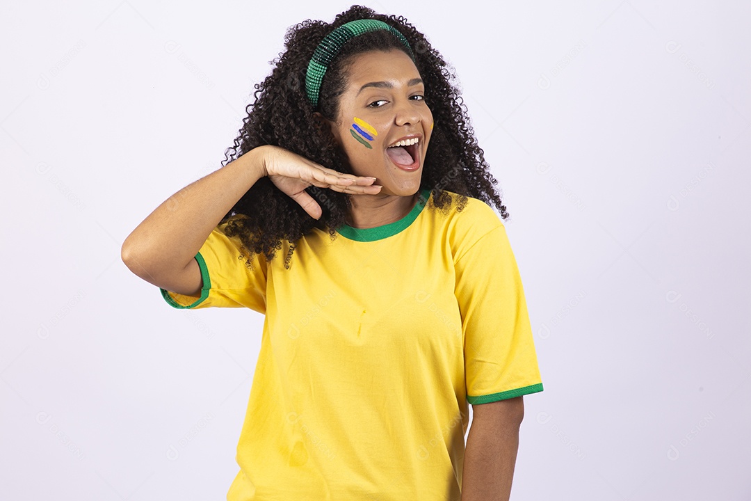 Linda mulher jovem usando camiseta do brasil sobre fundo isolado