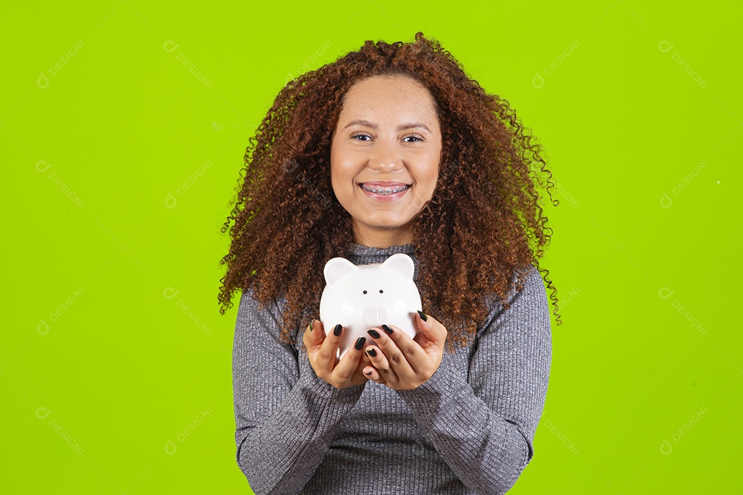 Linda mulher jovem segurando cofre sobre fundo isolado