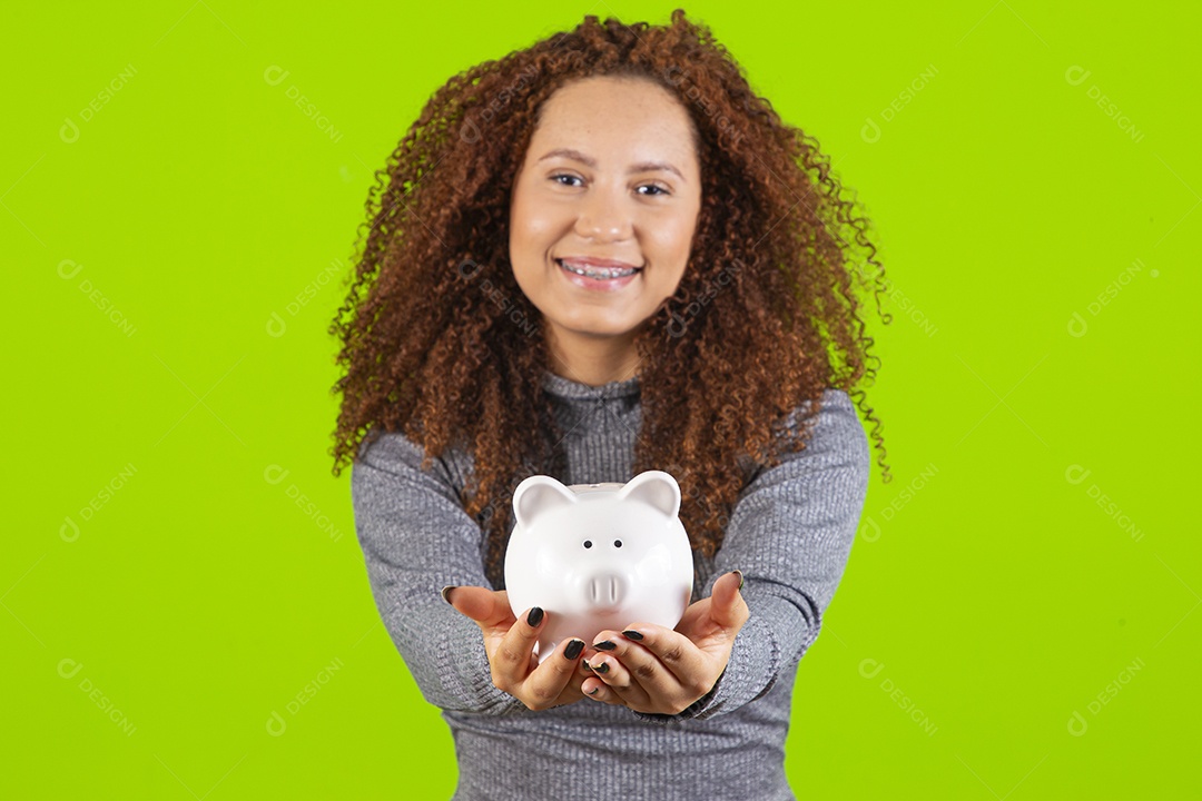 Linda mulher jovem segurando cofre sobre fundo isolado