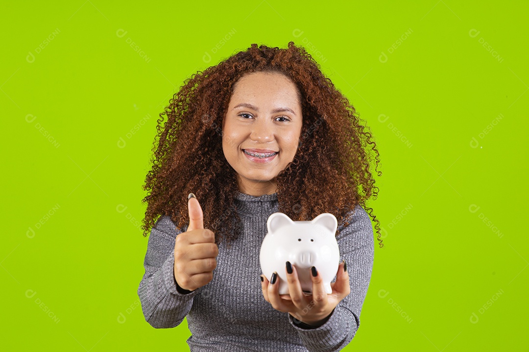 Linda mulher jovem segurando cofre sobre fundo isolado