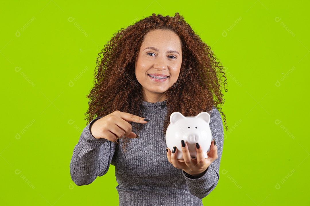 Linda mulher jovem segurando cofre sobre fundo isolado