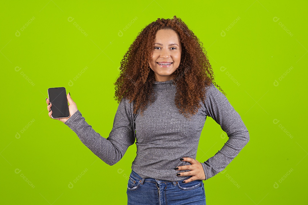 Linda mulher jovem usando seu celular sobre fundo isolado