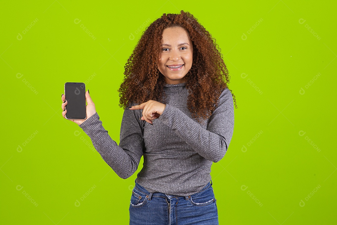 Linda mulher jovem usando seu celular sobre fundo isolado