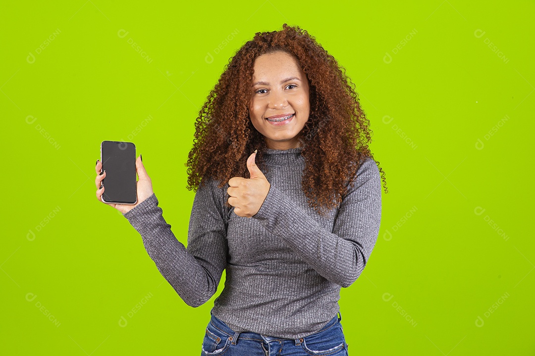 Linda mulher jovem usando seu celular sobre fundo isolado