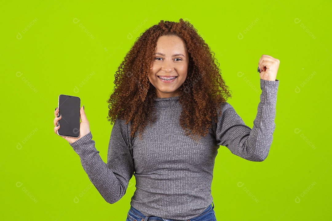 Linda mulher jovem usando seu celular sobre fundo isolado