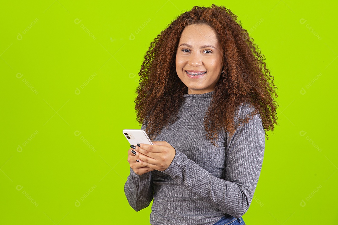 Linda mulher jovem usando seu celular sobre fundo isolado