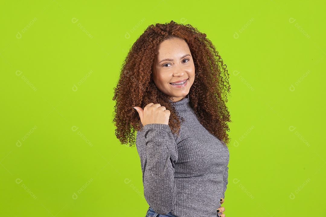 Linda mulher jovem usando camiseta do brasil sobre fundo isolado