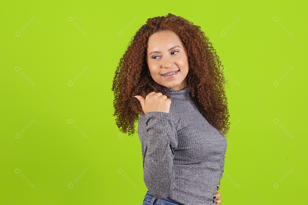 Linda mulher jovem usando camiseta do brasil sobre fundo isolado