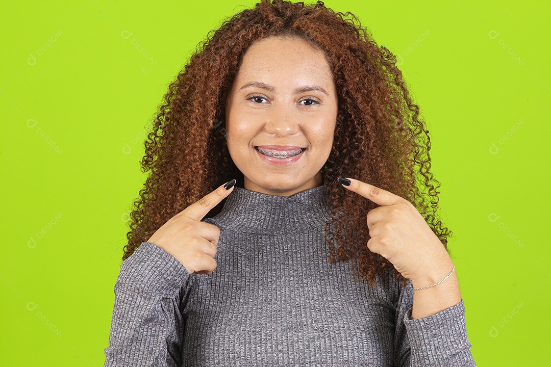 Linda mulher jovem usando camiseta do brasil sobre fundo isolado