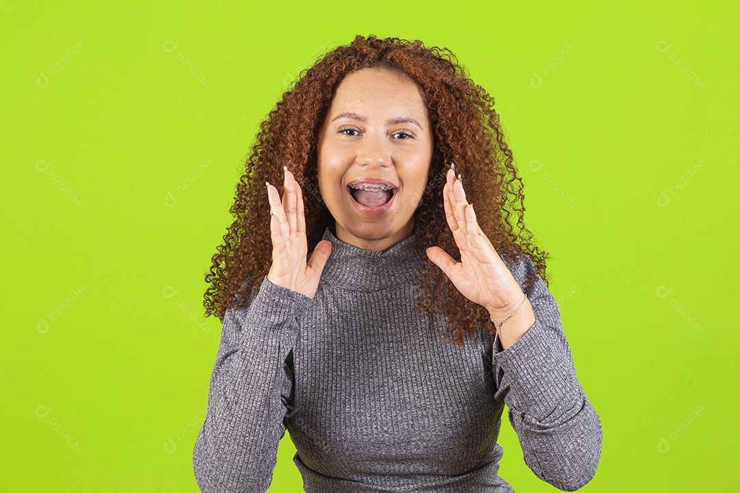 Linda mulher jovem usando camiseta do brasil sobre fundo isolado