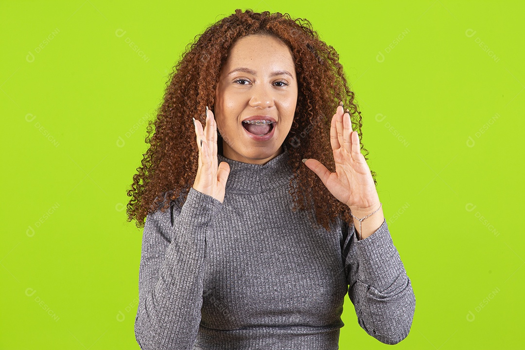 Linda mulher jovem usando camiseta do brasil sobre fundo isolado