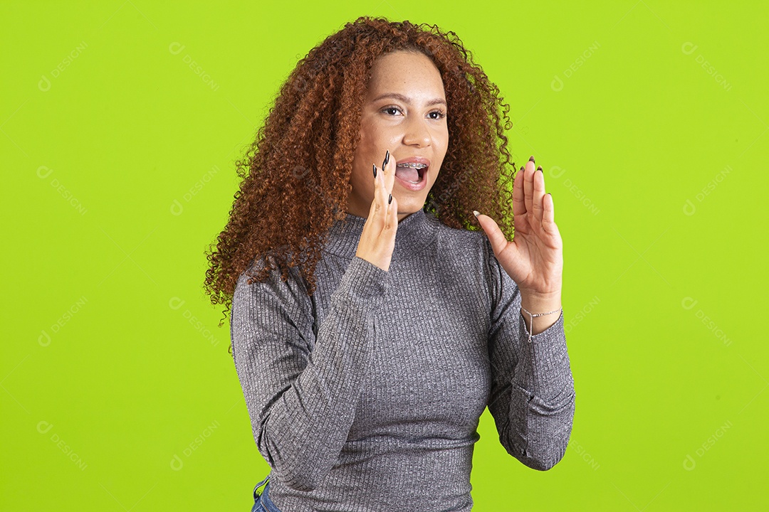 Linda mulher jovem usando camiseta do brasil sobre fundo isolado