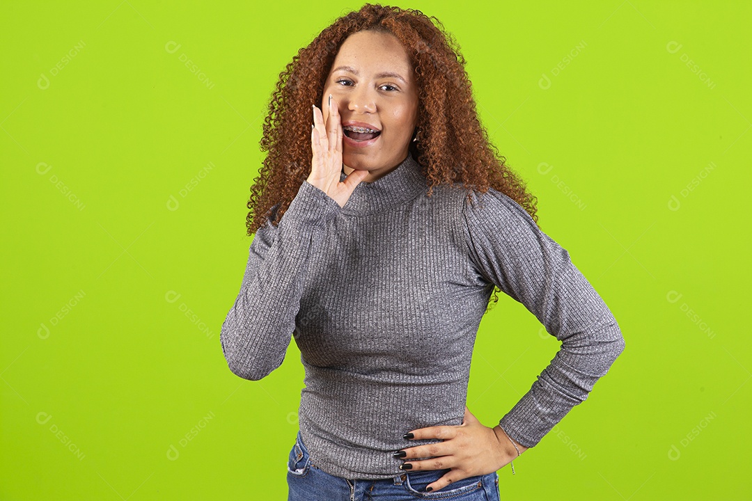 Linda mulher jovem usando camiseta do brasil sobre fundo isolado