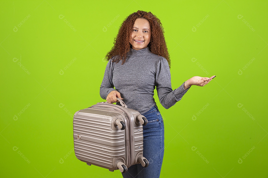 Linda mulher jovem usando camiseta do brasil sobre fundo isolado