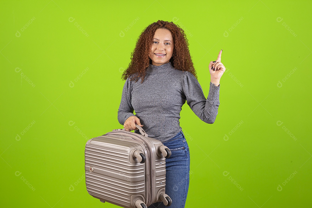 Linda mulher jovem usando camiseta do brasil sobre fundo isolado