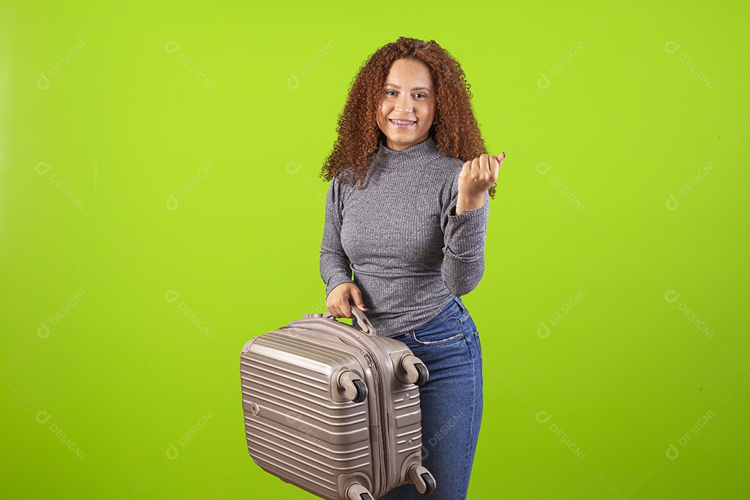 Linda mulher jovem usando camiseta do brasil sobre fundo isolado
