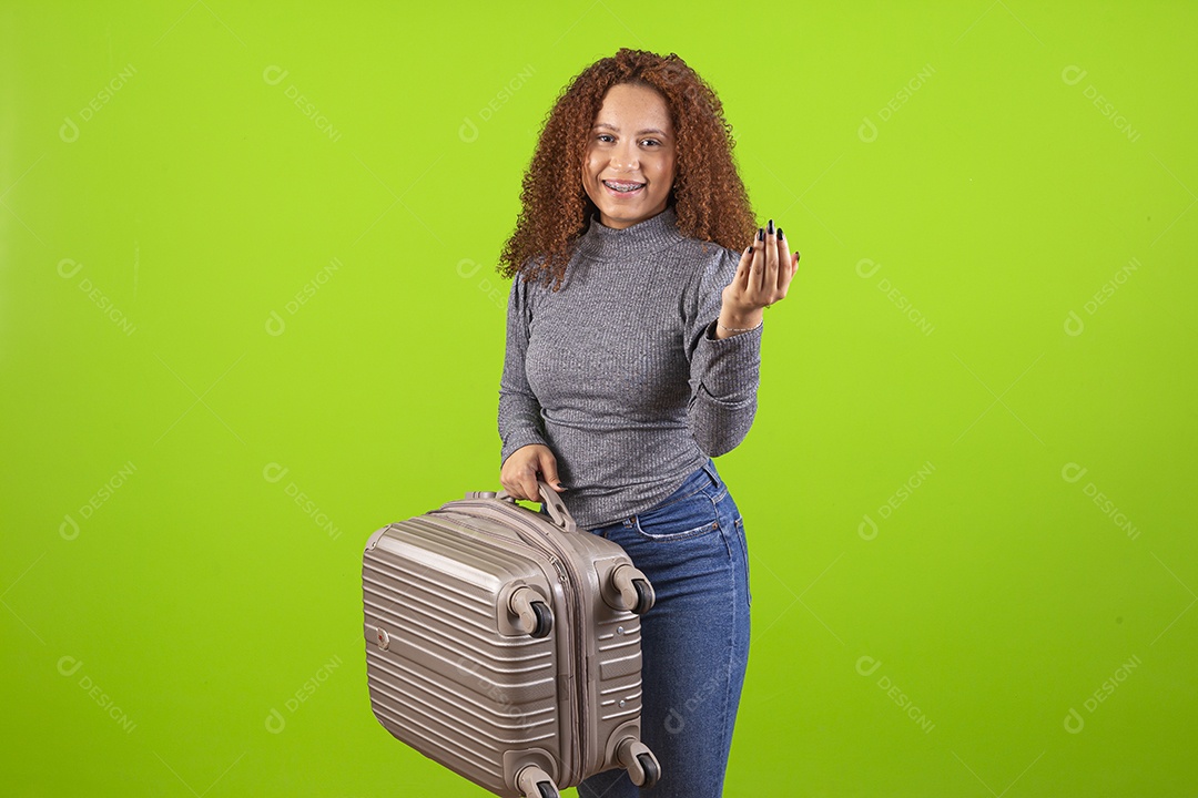 Linda mulher jovem usando camiseta do brasil sobre fundo isolado