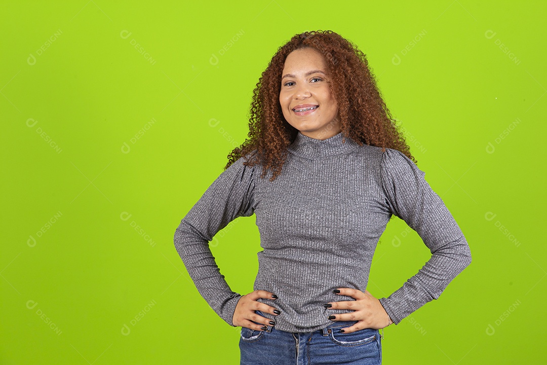 Linda mulher jovem usando camiseta do brasil sobre fundo isolado