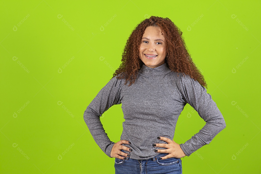 Linda mulher jovem usando camiseta do brasil sobre fundo isolado