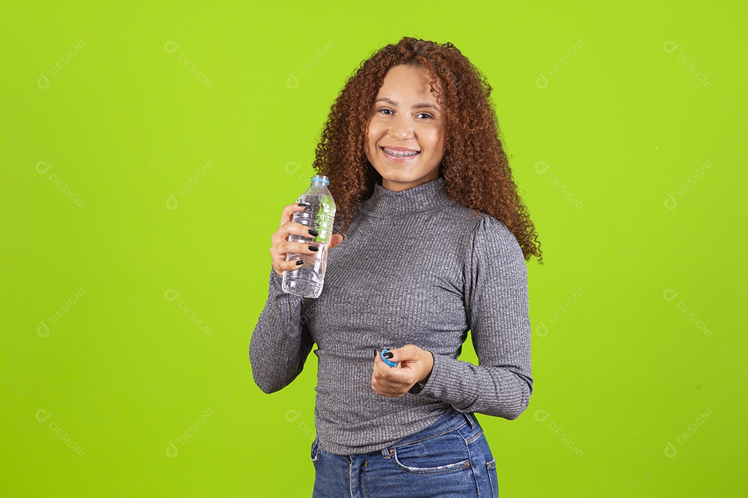 Linda mulher jovem usando camiseta do brasil sobre fundo isolado