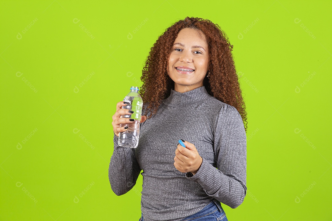 Linda mulher jovem usando camiseta do brasil sobre fundo isolado