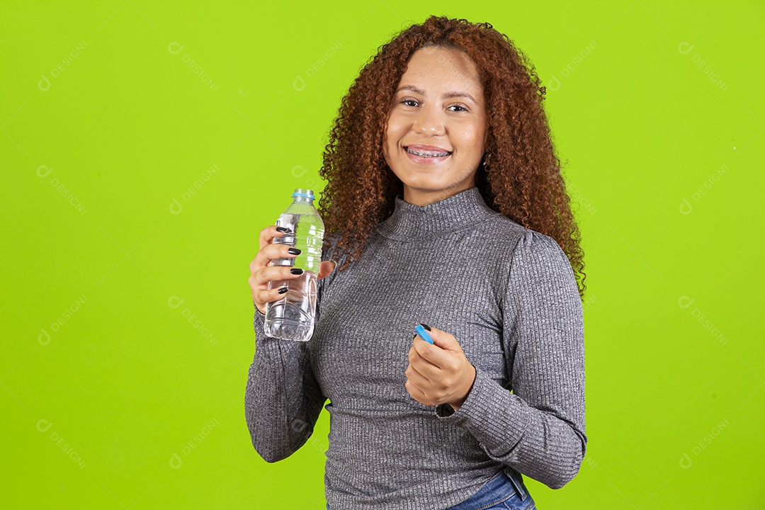 Linda mulher jovem usando camiseta do brasil sobre fundo isolado
