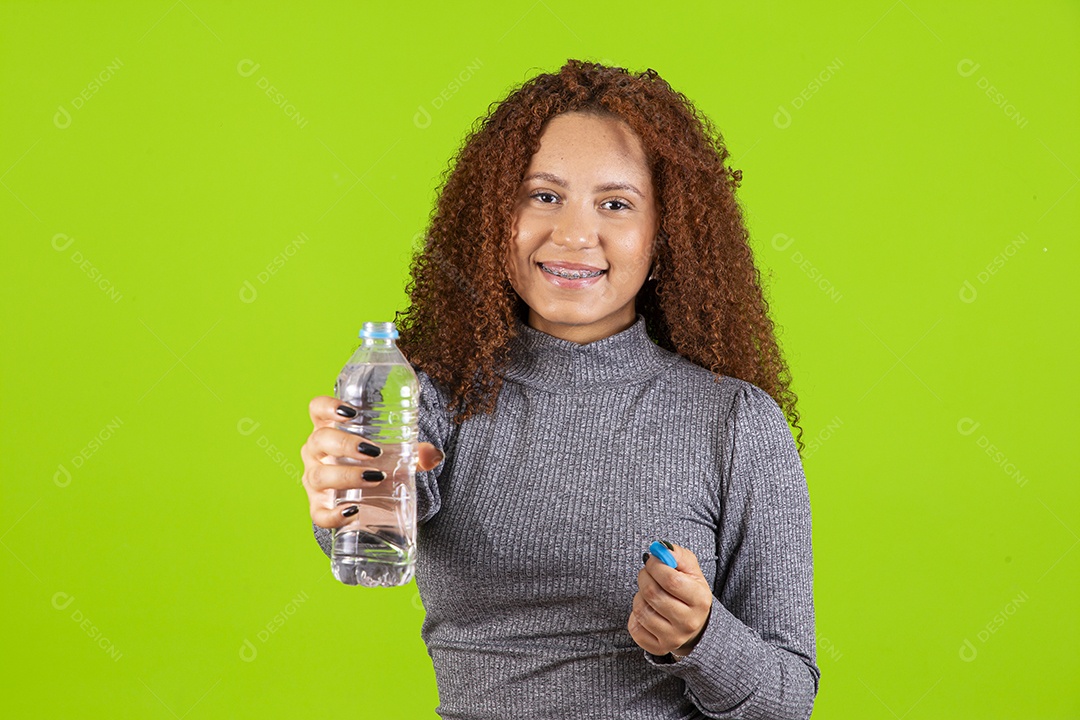 Linda mulher jovem usando camiseta do brasil sobre fundo isolado