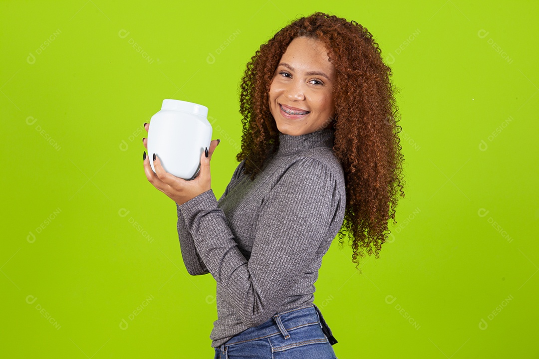 Linda mulher jovem usando camiseta do brasil sobre fundo isolado