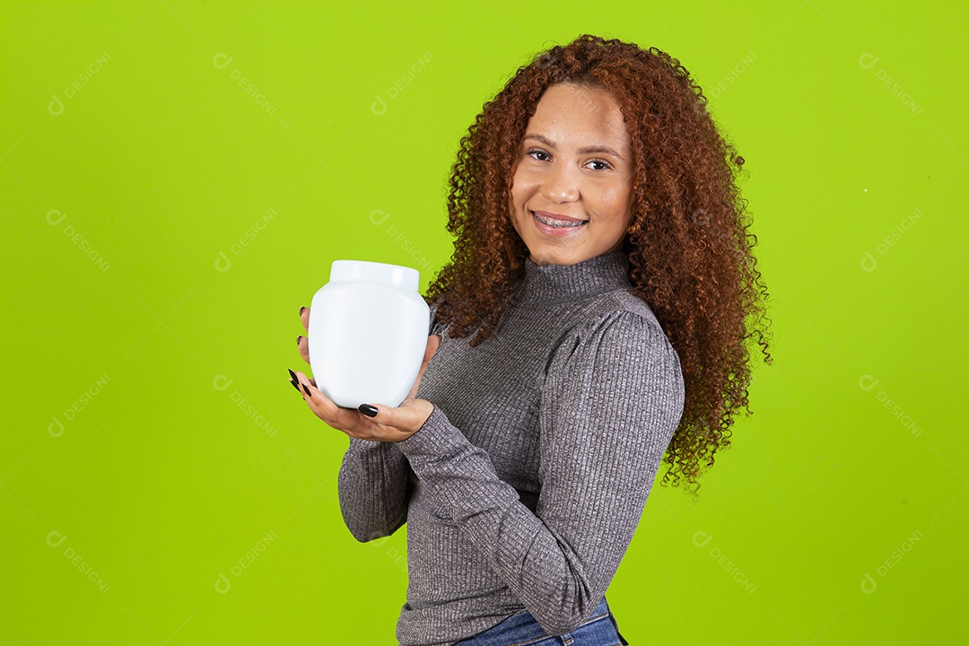 Linda mulher jovem usando camiseta do brasil sobre fundo isolado
