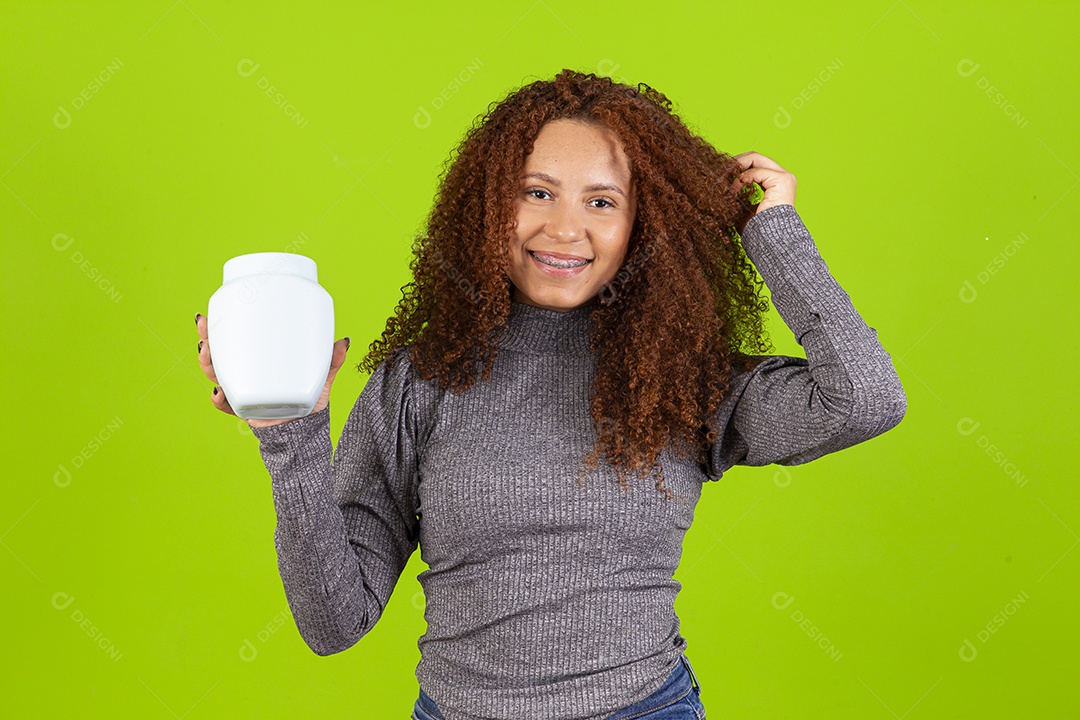 Linda mulher jovem usando camiseta do brasil sobre fundo isolado