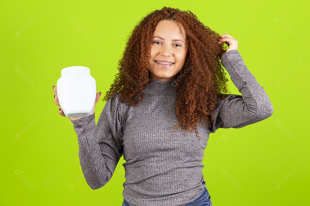 Linda mulher jovem usando camiseta do brasil sobre fundo isolado