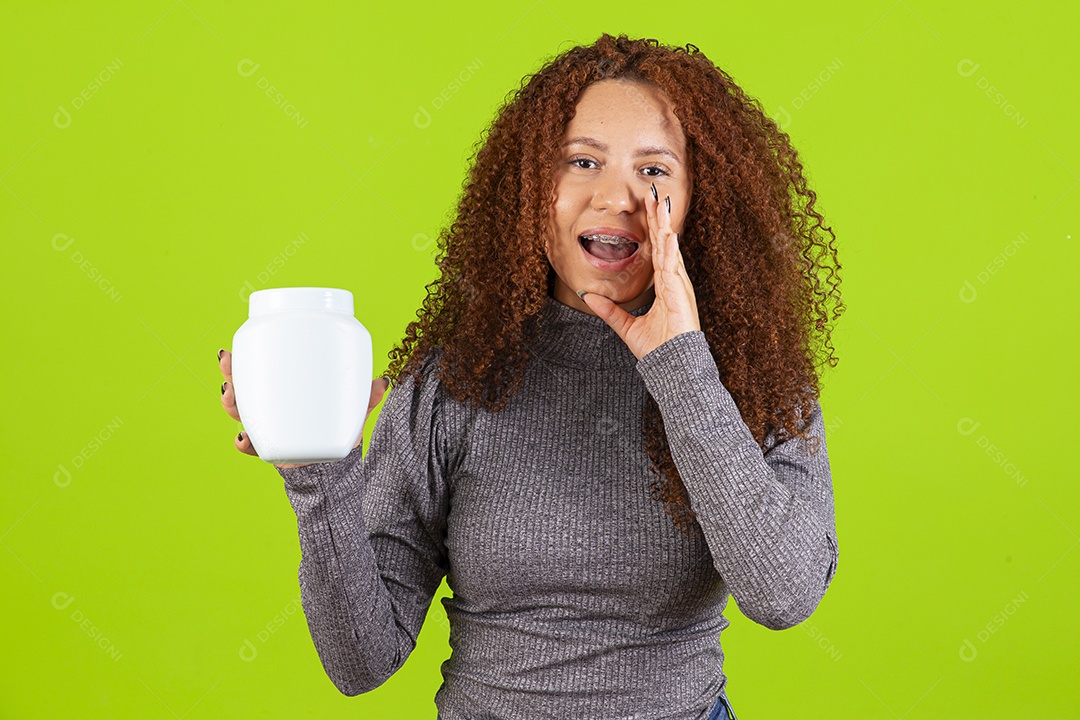 Linda mulher jovem usando camiseta do brasil sobre fundo isolado