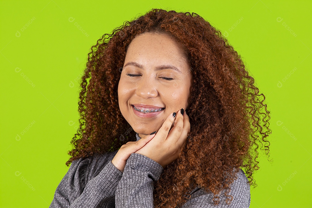 Linda mulher jovem usando camiseta do brasil sobre fundo isolado