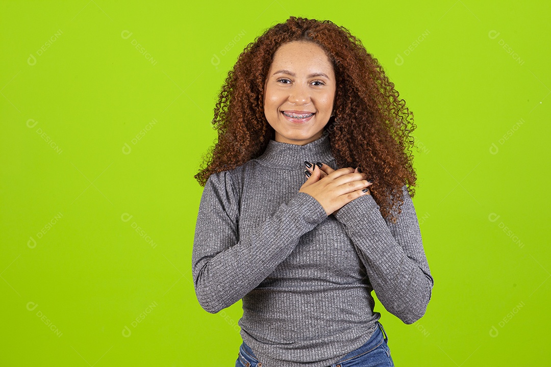 Linda mulher jovem usando camiseta do brasil sobre fundo isolado